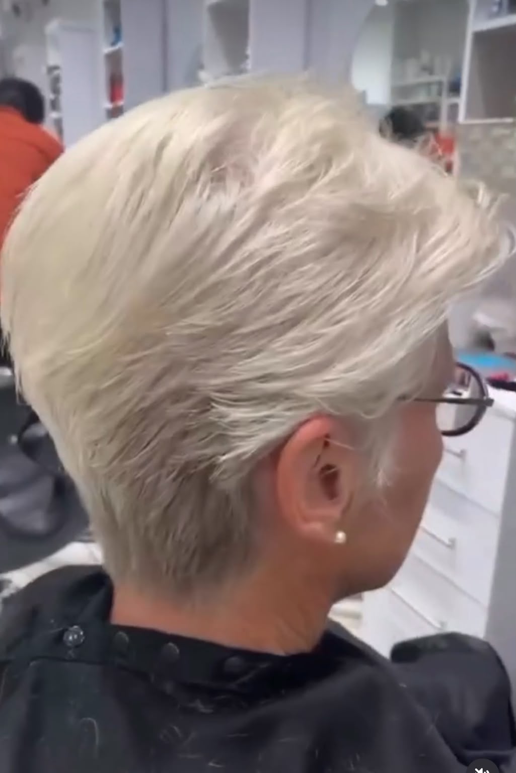 Coupe courte blonde structurée réalisée dans le cadre de la formation coiffure